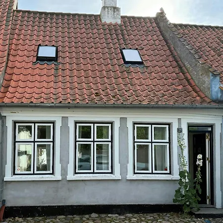 Hébergement de vacances Town House With Sea View In Historic *