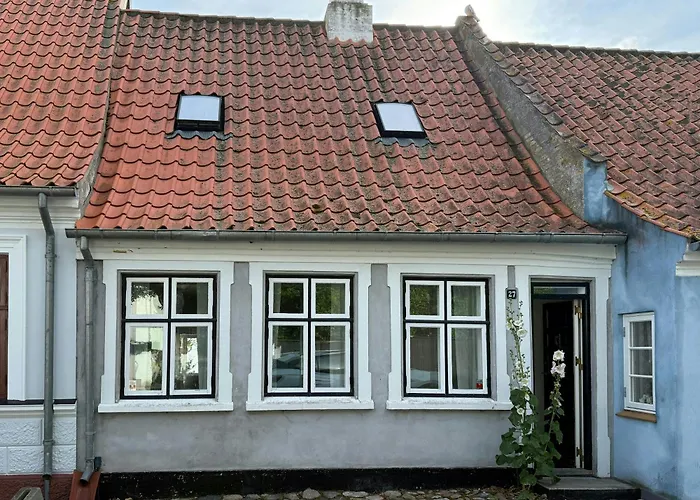 Town House With Sea View In Historic